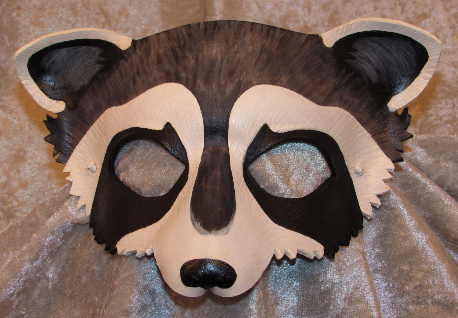 Raccoon (grey) mask.